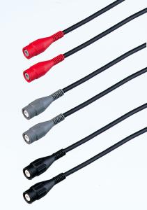 3 skirtingų spalvų 0,5 m ilgio bendraašiai kabeliai su BNC jungtimis 