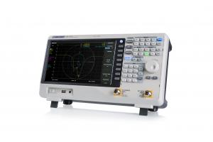 9 KHz - 7.5 GHz RD spektro analizatorius su 100kHz - 7.5GHz VNA (Vektorinė grandinių analizė), Fazinis triukšmas <-98 dBc/Hz, RBW 1 Hz-3 MHz, Min. DANL -165 dBm/Hz, Bendras amplitudės tikslumas<0.7 dB, Palaiko: TG, atstumas iki defekto, Išplėstinis matavi 